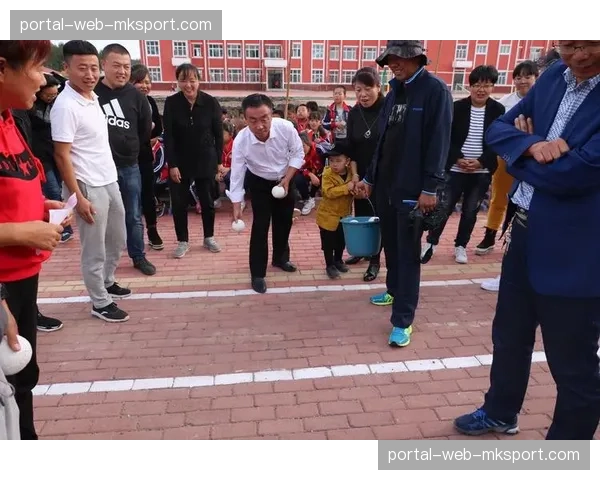 英国伦敦举办首届“城市街头垒球节”，吸引超三千名市民参与